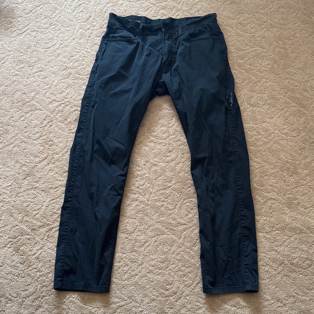 Oakley Men's Black Slim Straight Fit Chino Pants